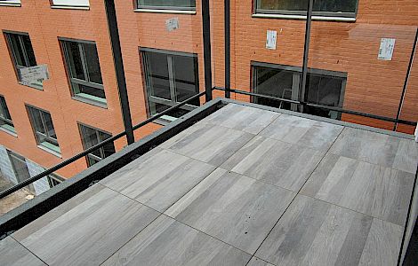 Afbeelding Volkeramische terrastegels met houtprint 1